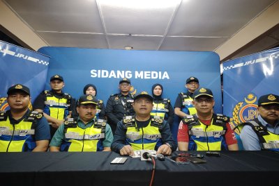 Aedy (tengah) dalam sidang akhbar di Stesen Penguat kuasa Banting pada Selasa.
