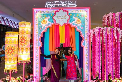 Colours of Light Celebration merupakan gabungan cahaya, tekstur dan warna pastel yang diinspirasikan daripada pesona budaya Little India. 