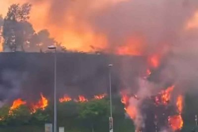 Kebakaran hutan di Setia Alam yang tular di Facebook pada Selasa.