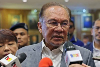 Anwar ketika ditemui media pada Majlis Perhimpunan Bulanan Kementerian Kewangan bersama Perdana Menteri yang juga Menteri Kewangan bagi Bulan Oktober 2025 pada Rabu. Foto Bernama