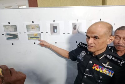 Shazeli menunjukkan senjata digunakan suspek ketika kejadian pada Selasa.