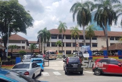 Seorang pelajar perempuan berusia 16 tahun maut dipercayai ditikam oleh seorang pelajar lelaki di sebuah sekolah menengah di Bandar Utama, Petaling Jaya. 