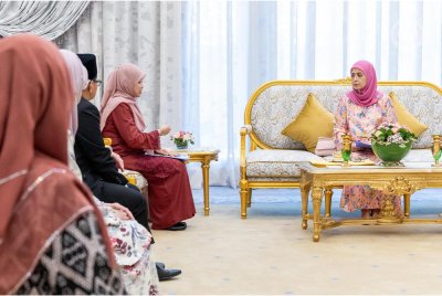 Raja Zarith Sofiah ketika menerima menghadap Menteri Pendidikan, Fadhlina Sidek Fadhlina di Istana Negara. Foto Facebook Sultan Ibrahim Sultan Iskandar