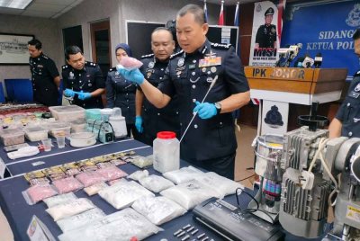 Ab Rahaman menunjukkan dadah yang dirampas pada sidang akhbar di IPK Johor pada Rabu.