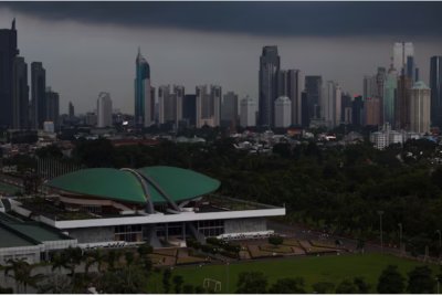 Bangunan Parlimen Indonesia berdiri megah berlatarbelakangkan pemandangan bandar Jakarta, Indonesia. Foto Agensi