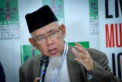 Muhammad Azmi pada sidang media selepas Majlis Menandatangani MoU di antara MPi dengan Mapim di Bukit Jelutong pada Rabu. Foto Bernama