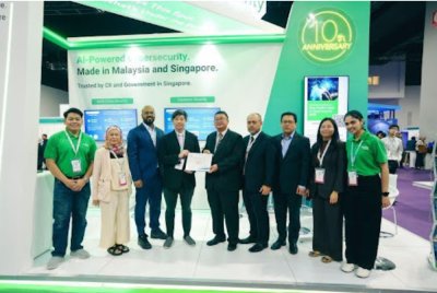 Wakil daripada InsiderSecurity dan CyberSecurity Malaysia dalam majlis pengumuman kerjasama tersebut.