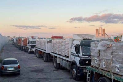 Treler yang dipenuhi bantuan kemanusiaan di lintasan Rafah menunggu untuk melintasi ke Semenanjung Gaza pada 15 Oktober 2025. Foto AFP