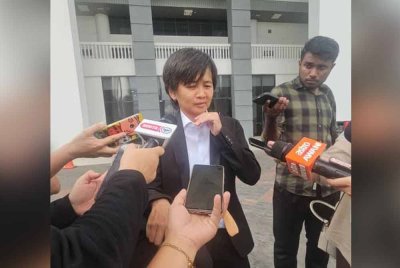 Joan ketika berada di pekarangan Kompleks Mahkamah Kota Kinabalu.