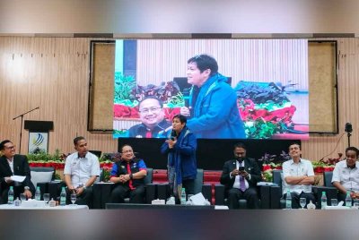 Azalina (tengah) ketika memberikan penjelasan dalam townhall tersebut.