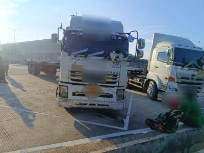 Nilai rampasan dianggarkan berjumlah RM320,000, merangkumi nilai minyak diesel sebanyak RM20,000 berdasarkan harga pasaran semasa, serta dua buah treler yang dianggarkan bernilai RM300,000. FOTO AKPS Bukit Kayu Hitam