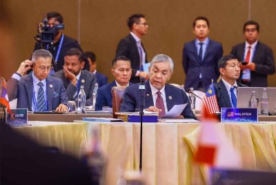 Ahmad Zahid (tengah) pada Mesyuarat Menteri-Menteri ASEAN Mengenai Pengurusan Bencana (AMMDM) Ke-13 dan Persidangan Pihak-Pihak kepada AADMER (COP-AADMER) Ke-14, di Phnom Penh, Kemboja, pada Rabu.