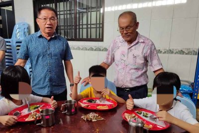 Sun Chin (kiri) menerima kehadiran tiga kanak-kanak berkenaan sebagai penghuni baharu Pusat Jagaan Kebajikan Anak Anak Yatim Jaz Teluk Intan.