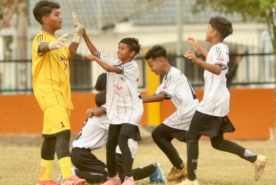 Penjaga gol SK Taman Melati, Adam Fazme Aqil Mohamad Aminuddin muncul wira pasukan ketika menyingkirkan cabaran Putrajaya Presint 15 (1) pada aksi suku akhir Kejohanan B-12 pada Rabu.