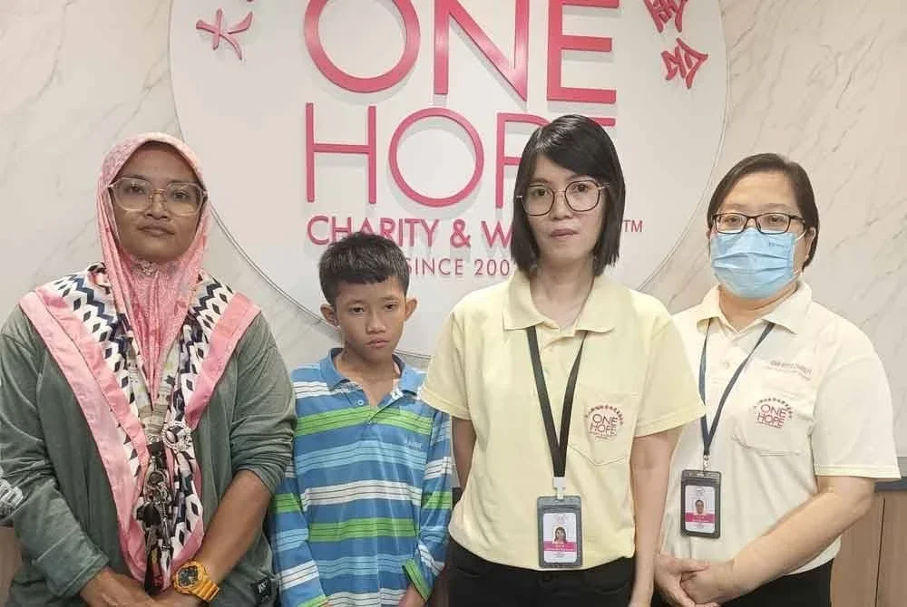 Siti Rafizah (kiri) bersama Muhammad Saifuddin (dua dari kiri) memohon bantuan One Hope Charity & Welfare bagi mengumpul dana pembedahan jantung.