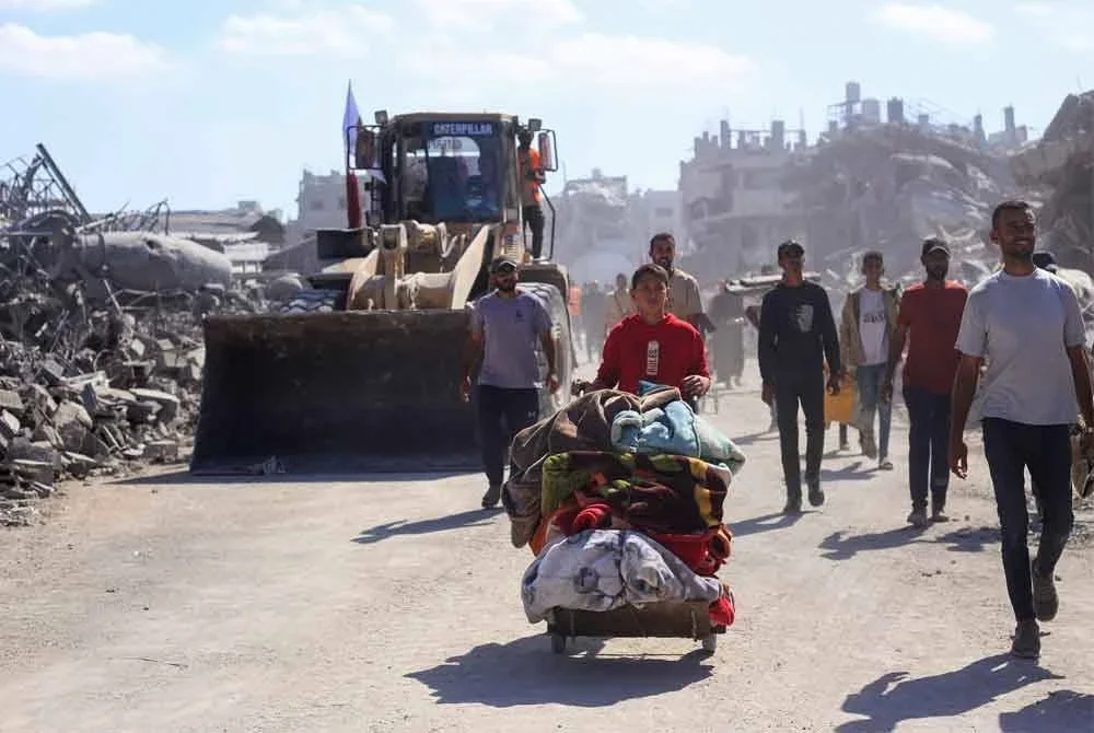 Jentolak yang dikendalikan Majlis Perbandaran Gaza melalui kawasan penempatan pelarian untuk membersihkan runtuhan bangunan di jalan utama Gaza City ketika gencatan senjata antara Israel dan Palestin.