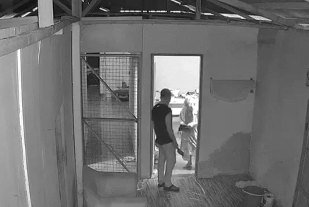 Tangkap layar rakaman CCTV suspek memasuki rumah mangsa.