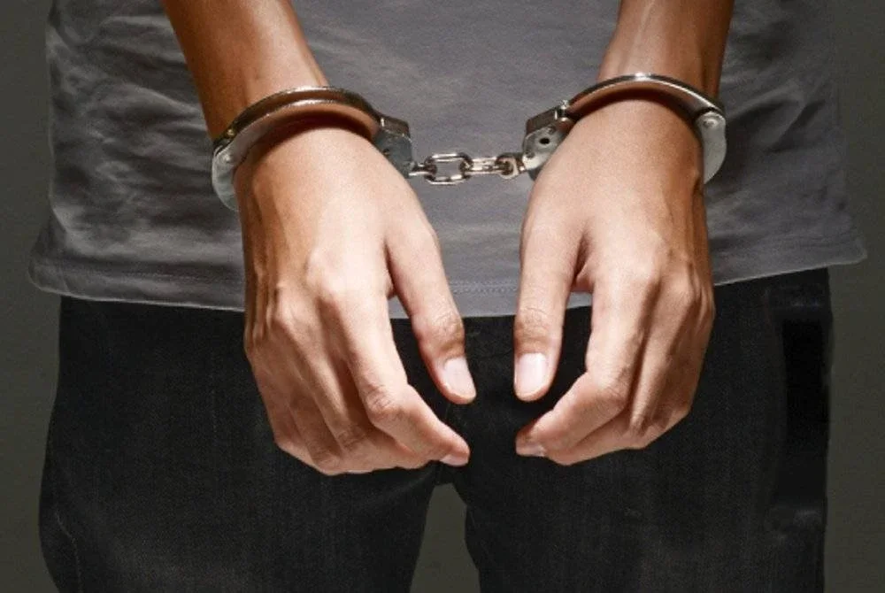 Empat suspek termasuk tiga pelajar sekolah ditahan kerana disyaki terbabit dalam rogol berkumpulan dan menyebarkan bahan lucah yang tular di media sosial. Gambar hiasan