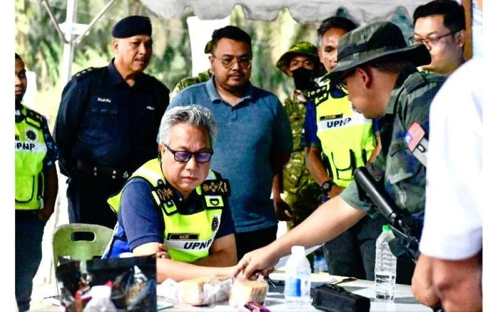 Setiausaha Kerajaan Pahang, Dato’ Sri Nazri Abu Bakar ketika melawat tapak operasi penguatkuasaan untuk pemusnahan kebun durian haram di sekitar Raub.