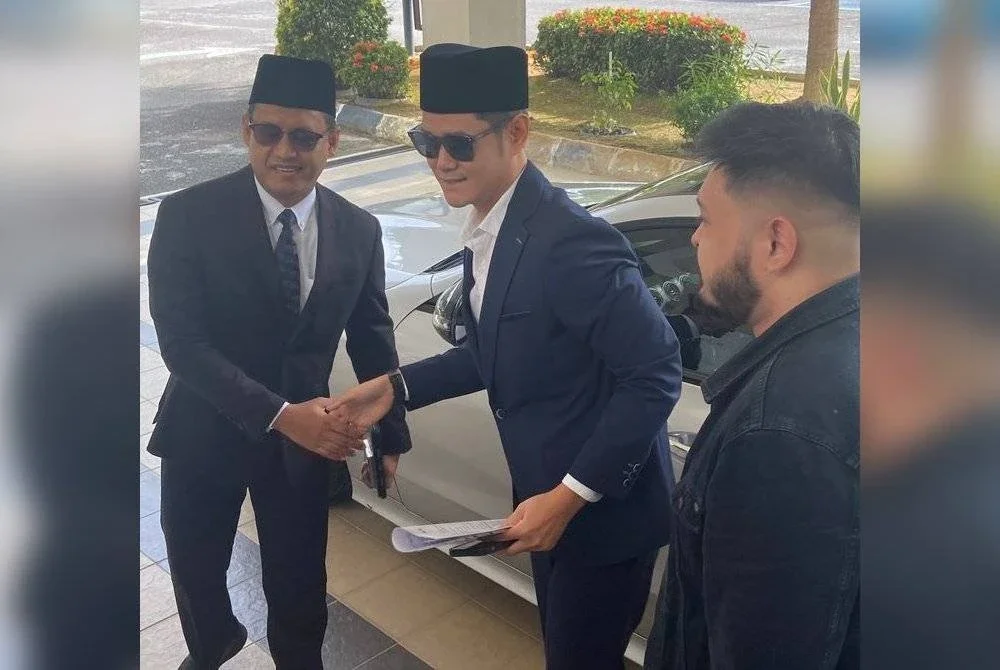 Nubhan (tengah) tiba di Mahkamah Rendah Syariah Sepang jam 9.40 pagi, Khamis.