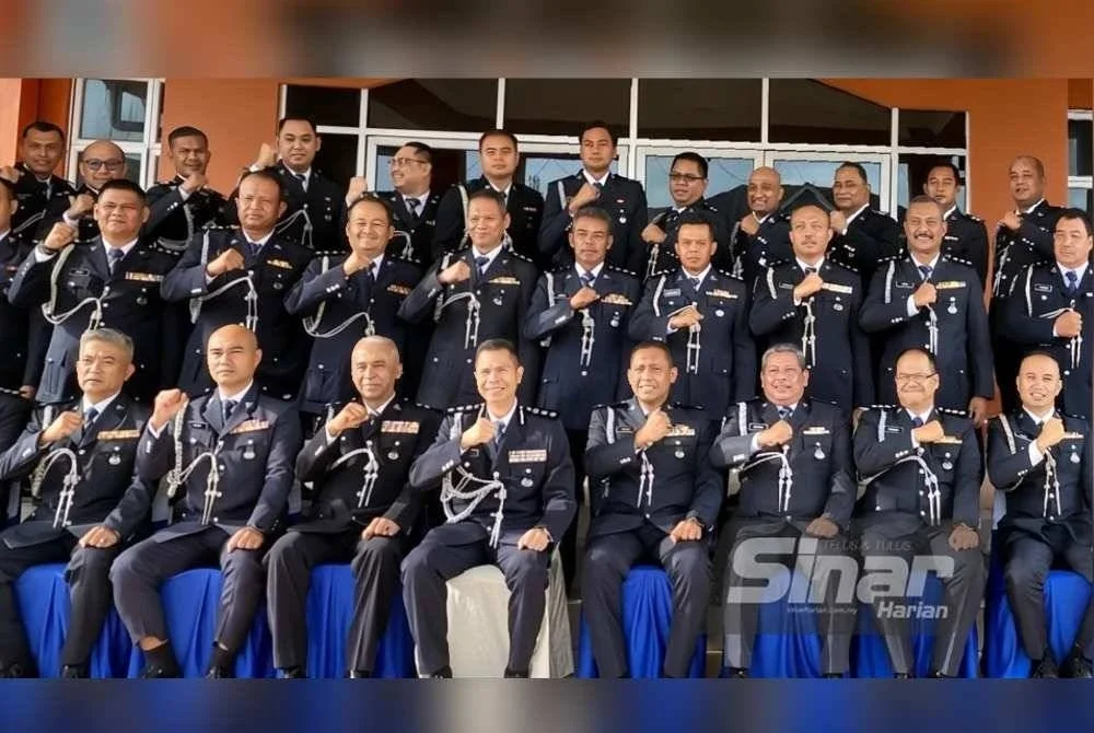 Ijid Landu (duduk, empat kiri) bersama pegawai-pegawai pada majlis serah tugas PGA di Markas Batalion 8 PGA Pengkalan Chepa, Kota Bharu pada Khamis. Foto: SINAR HARIAN/HAZELEN LIANA KAMARUDIN
