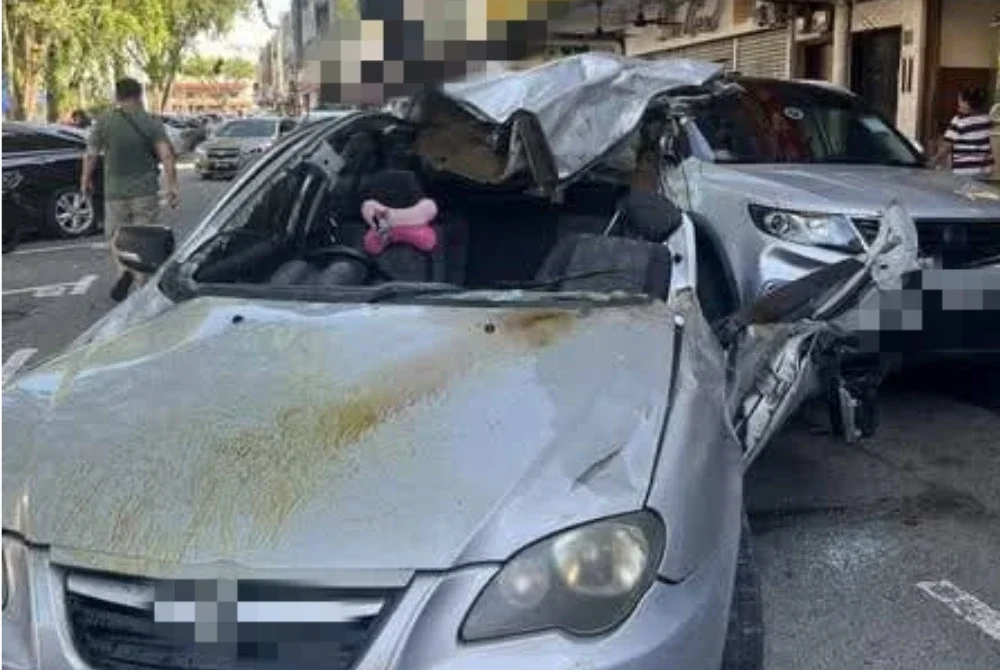 Kenderaan kenderaan yang dirempuh sebuah Mini Cooper. Foto tular