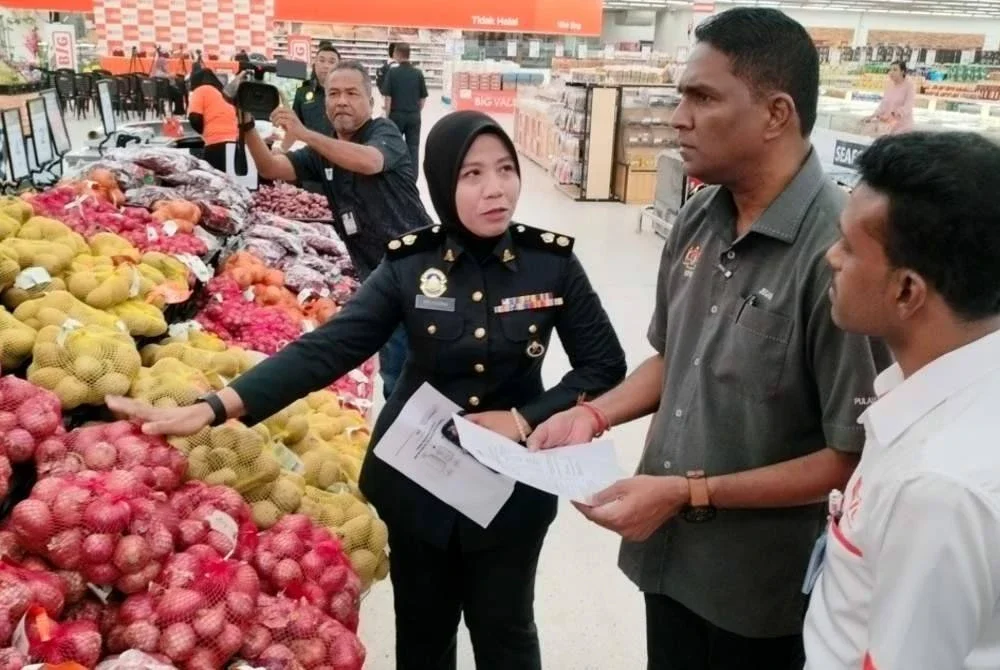 Jegan (dua dari kanan) ketika membuat pemantauan pelaksanaan skim harga maksimum musim perayaan (SHMMP) Deepavali di AEON Big Seberang Jaya, pada Khamis.