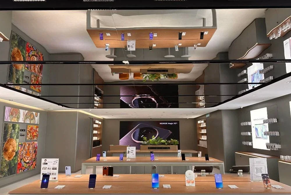 Reka bentuk dalaman kedai HONOR Experience Store yang dinaik taraf bagi memberi peluang pelanggan mencuba teknologi terkini HONOR.