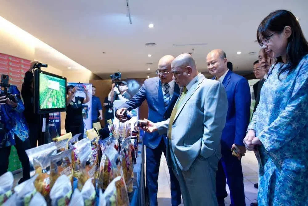 Saarani (dua dari kanan) melihat secara dekat produk usahawan yang turut dipamerkan sempena Seminar 2.0 Why i-ESG dan IR 5.0 di sebuah hotel di sini pada Khamis.