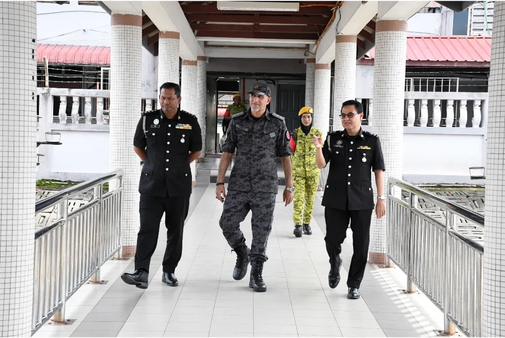 Mohamed Yusoff Khan (tengah) mengadakan lawatan di ICQS Pengkalan Kubor, Tumpat pada Khamis.