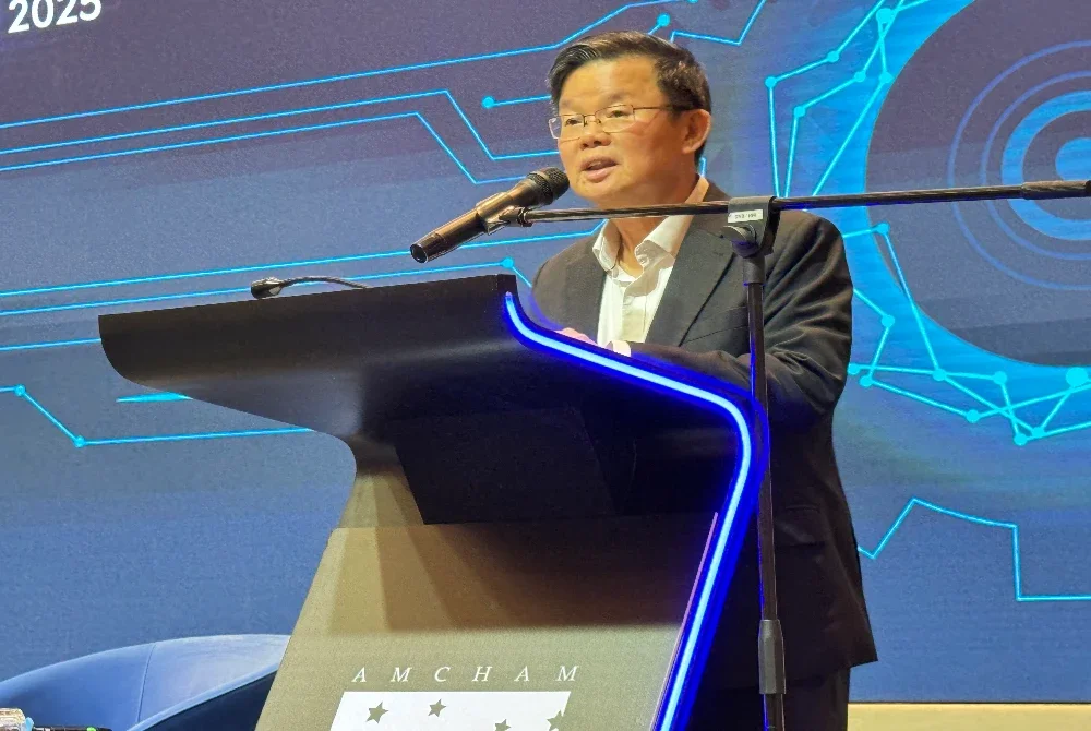 Kon Yeow menyampaikan ucapan pada Amcham Penang Dialogue 2025: Recalibrating Malaysia pada Khamis.