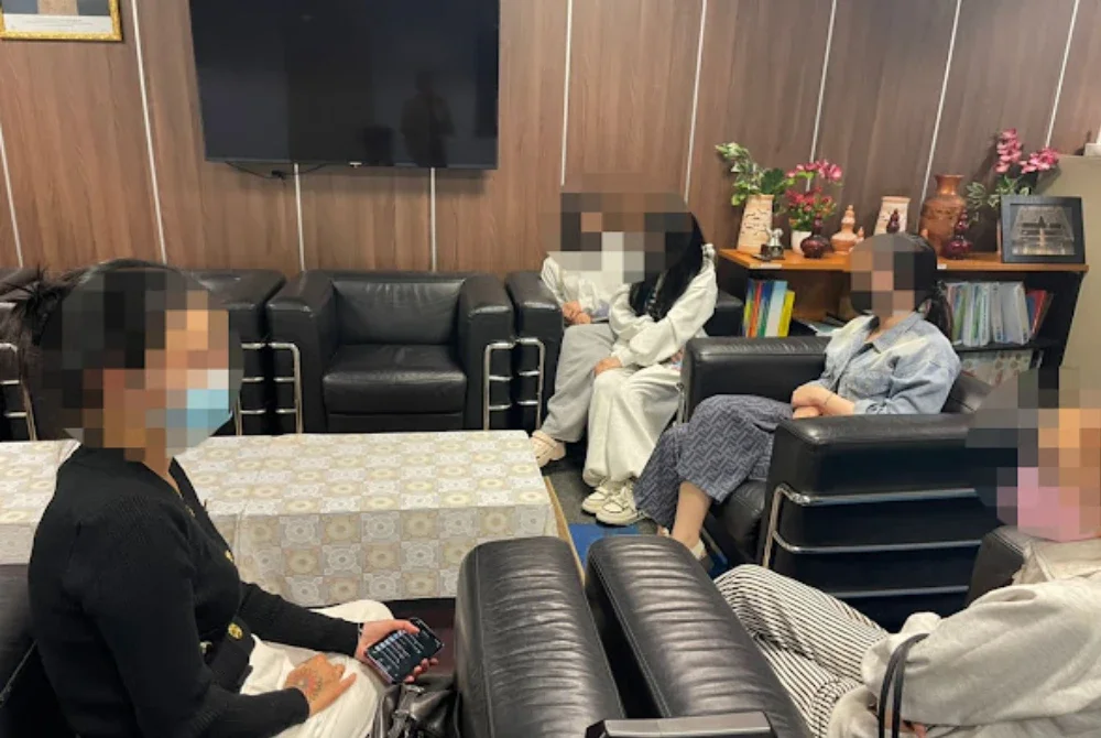 Lima warga Vietnam ditahan di KLIA Terminal 2 pada Rabu.