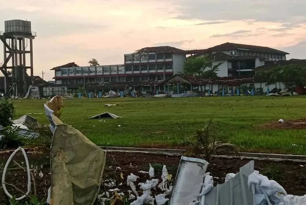 Antara bangunan sekolah yang mengalami kerosakan akibat ribut pada Rabu.