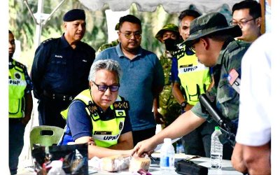 Setiausaha Kerajaan Pahang, Dato’ Sri Nazri Abu Bakar ketika melawat tapak operasi penguatkuasaan untuk pemusnahan kebun durian haram di sekitar Raub.
