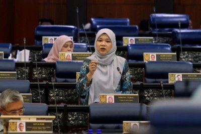 Fadhlina ketika sesi pertanyaan-pertanyaan bagi jawab lisan pada Mesyuarat Ketiga Penggal Ketiga, Majlis Parlimen ke-15 Dewan Rakyat di Bangunan Parlimen hari ini. Foto Bernama
