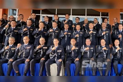 Ijid Landu (duduk, empat kiri) bersama pegawai-pegawai pada majlis serah tugas PGA di Markas Batalion 8 PGA Pengkalan Chepa, Kota Bharu pada Khamis. Foto: SINAR HARIAN/HAZELEN LIANA KAMARUDIN