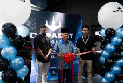 Muhammed (tengah) diiringi Shafiq (kanan) dan Sharnaaz Ahmad ketika merasmikan
Outlet Pengalaman Carabat AI di Wangsa Maju pada Khamis.