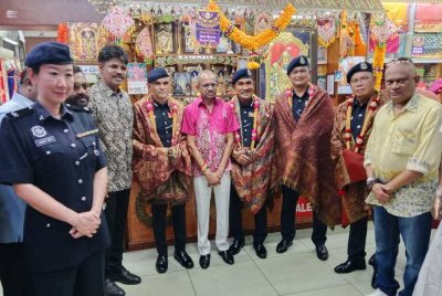 Shazeli (empat dari kiri) ketika Program Walkabout Bersama Usahawan Little India Sempena Deepavali di Jalan Tengku Kelana, Klang pada Khamis.