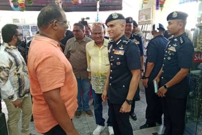 Shazeli (tiga dari kanan) beramah mesra dengan peniaga ketika Program Walkabout Bersama Usahawan Little India Sempena Deepavali di Jalan Tengku Kelana, Klang pada Khamis.