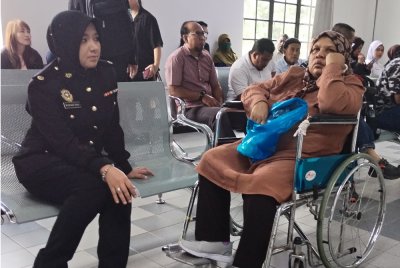 Mariana terpaksa dibawa keluar dari kamar mahkamah menggunakan kerusi roda.