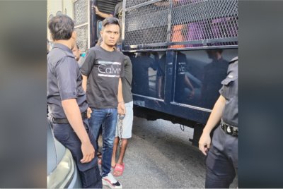 Tertuduh tiba di Mahkamah Majistret Johor Bahru dengan diiringi polis pada Khamis.