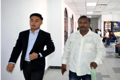 Mohd Yasin (kanan) didakwa di Mahkamah Sesyen Johor Bahru atas pertuduhan rasuah.