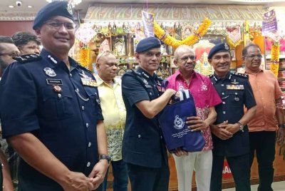 Shazeli (empat dari kanan) ketika hadir Program Walkabout Bersama Usahawan Little India Sempena Deepavali di Jalan Tengku Kelana, Klang pada Khamis.