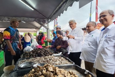 Aminuddin (tiga dari kanan) ketika meninjau gerai jualan sempena Karnival Jualan Agro Madani @ Terengganu 2025 di Kuala Nerus, pada Khamis.