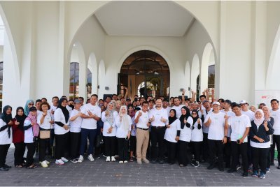 Nazri Tumin (tengah) bersama lebih 100 peserta The Green Walk, satu lagi inisiatif ESG oleh MK Land dengan sokongan LADA dan SWCorp