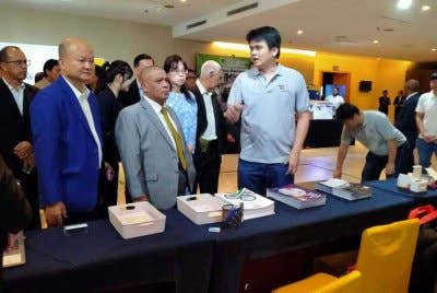 Saarani (dua dari kiri) diiringi Pou Hian (kiri) melawat ruang pameran sempena Seminar 2.0 Why i-ESG dan IR 5.0 di sebuah hotel di sini pada Khamis.