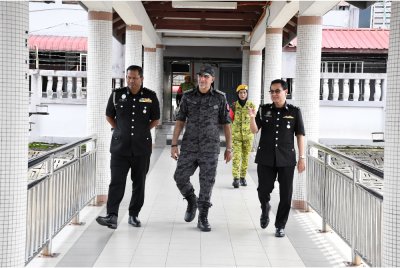 Mohamed Yusoff Khan (tengah) mengadakan lawatan di ICQS Pengkalan Kubor, Tumpat pada Khamis.