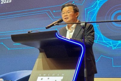 Kon Yeow menyampaikan ucapan pada Amcham Penang Dialogue 2025: Recalibrating Malaysia pada Khamis.