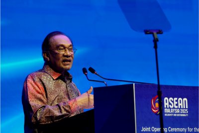 Anwar berucap merasmikan Mesyuarat Menteri-Menteri Tenaga ASEAN ke-43 (AMEM) dan Forum Perniagaan Tenaga ASEAN ke-25 (AEBF-25) di KLCC pada Khamis. Foto Bernama