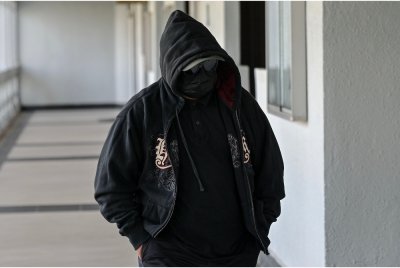 Salah seorang daripada dua pegawai bank mengaku tidak bersalah di Mahkamah Sesyen pada Khamis, atas pertuduhan menerima rasuah berjumlah RM107,040 berkaitan permohonan pembiayaan pinjaman peribadi pelanggan yang melebihi had kelayakan. Foto Bernama